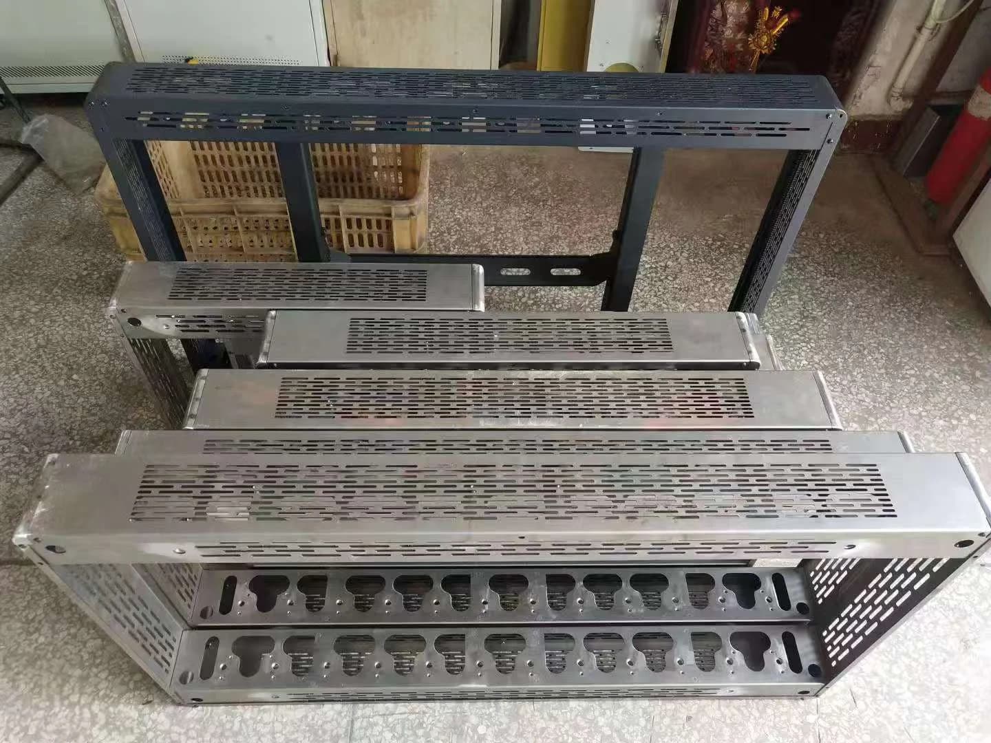 装置フレームと穴あきパネル，金属加工の現場写真