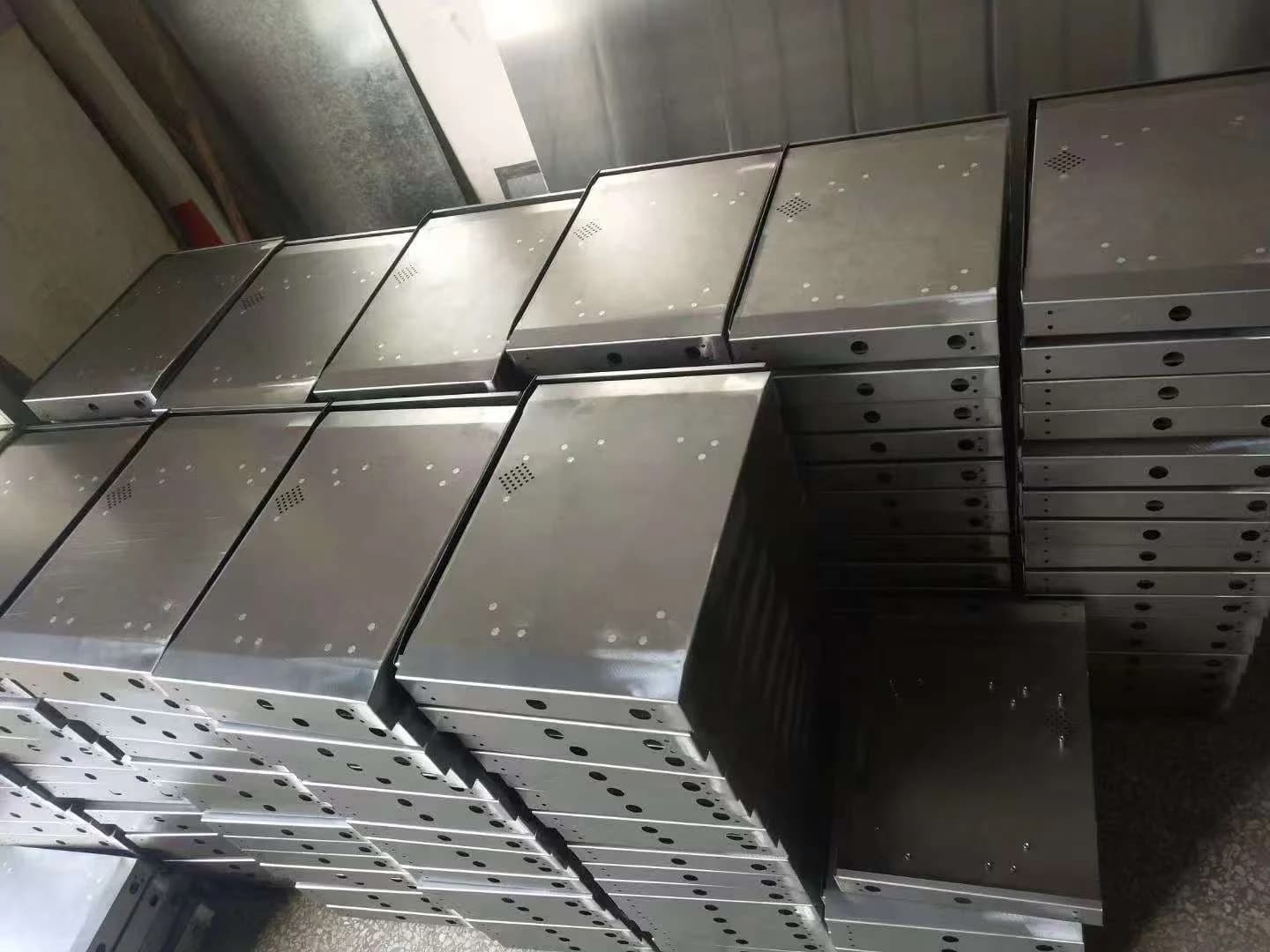 板金筐体のロット加工，金属加工の現場写真
