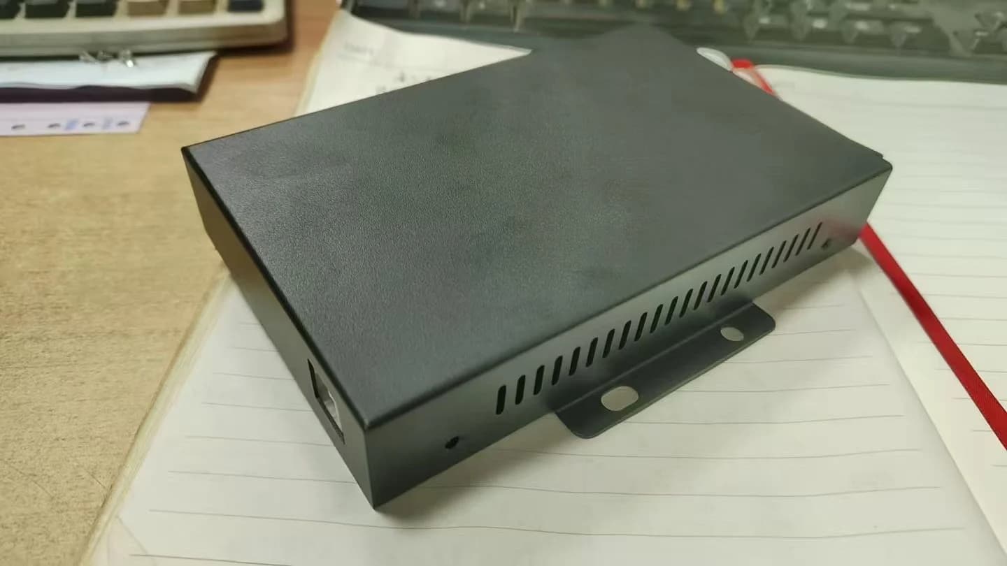 小型放熱筐体，金属加工の現場写真