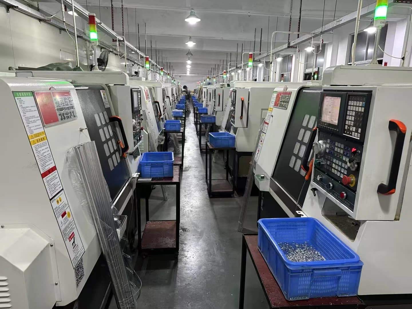 CNC加工設備の現場，金属加工の現場写真