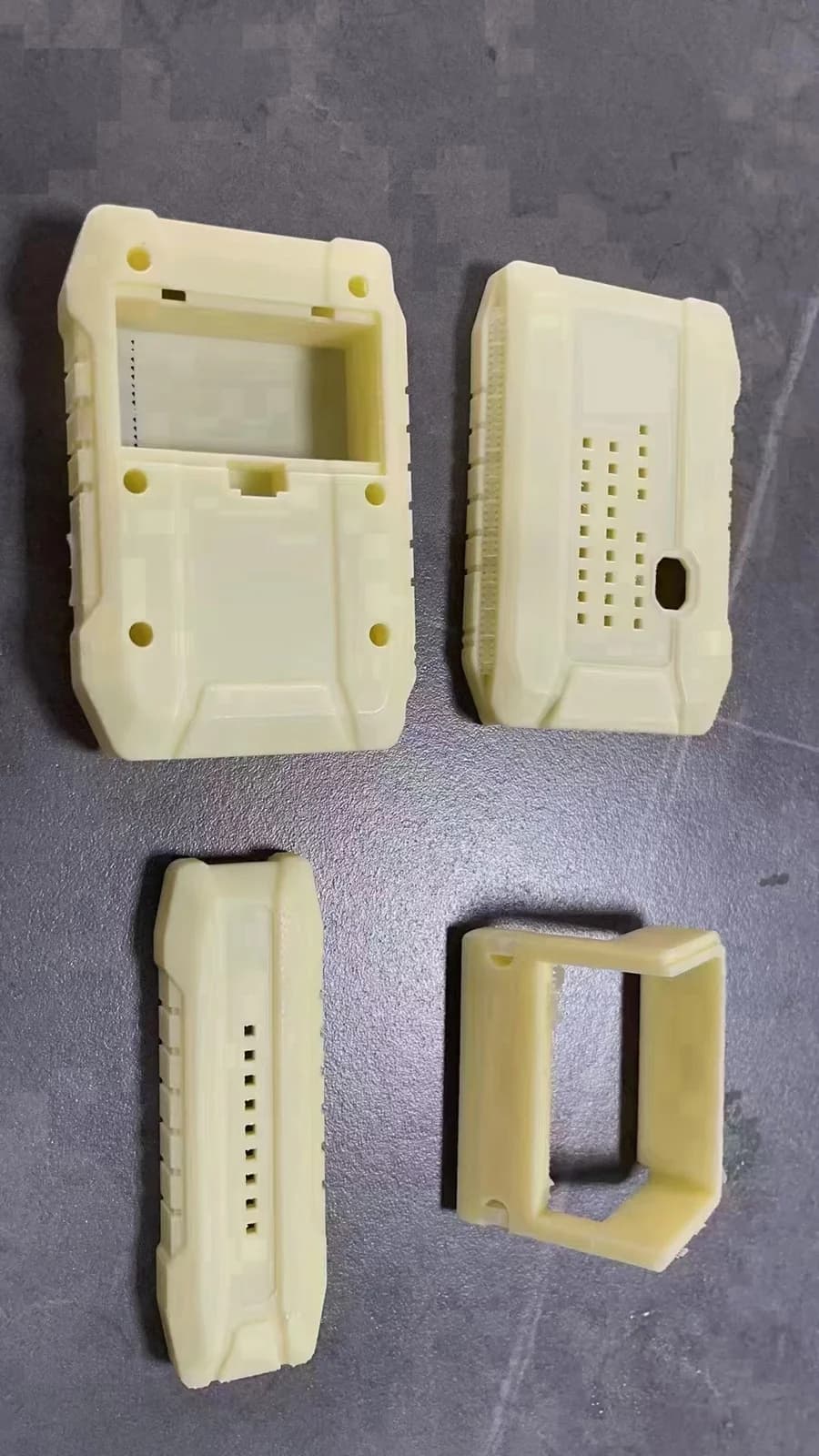 分开的壳体样件露出开孔、安装柱和分件关系,用于讨论结构与装配